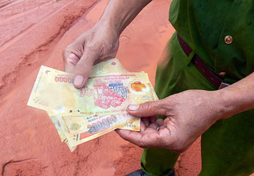 Phát hiện va li tiền bỏ rơi cạnh quốc lộ 1A Phát hiện va li tiền bỏ rơi cạnh quốc lộ 1A
